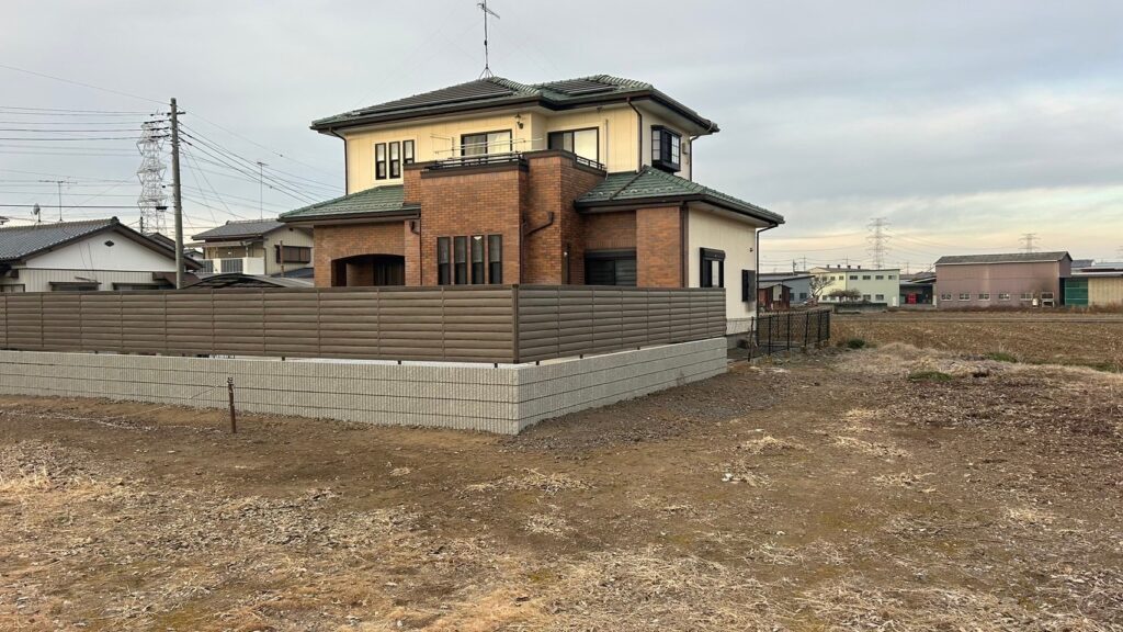 茨城県筑西市の住宅の外周に設置したブロックと目隠しフェンス