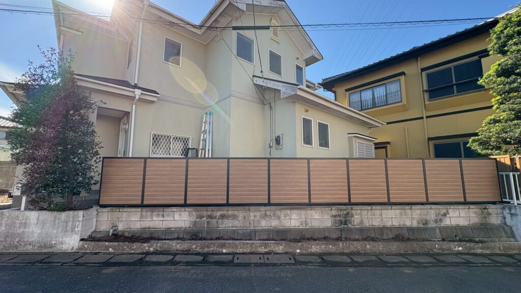 栃木県野木町で庭木と生垣を撤去し道路沿いに目隠しフェンスを設置した様子