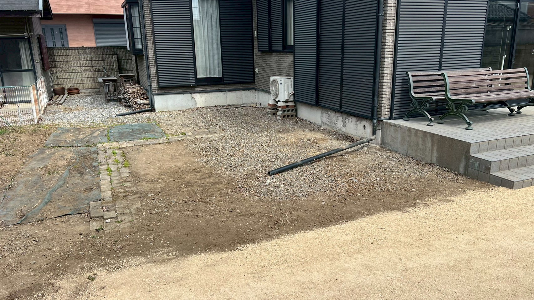 芝剥がし／整地工事／防草シート・砕石・レンガ敷設工事＠栃木県佐野市