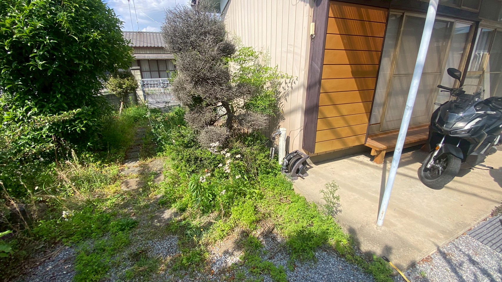 除草・剪定／ボイラー室解体／土間コンクリート新設／防草シート敷設／伸縮門扉新設@栃木県小山市
