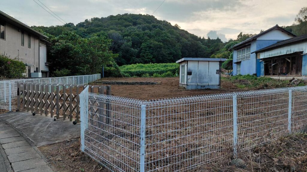 群馬県太田市で小屋周辺の植物を整理し草刈りと整地を行った施工後の様子