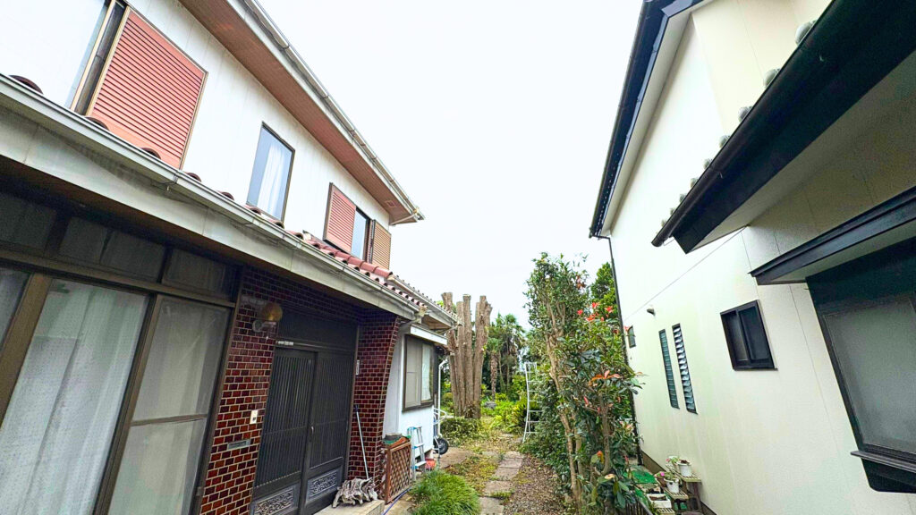 栃木県栃木市の住宅間の庭木に施工した後の様子