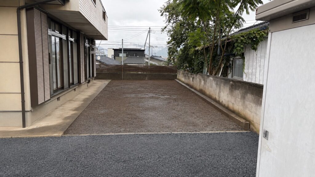 群馬県桐生市で切り株や庭石を撤去し住宅脇の地面を整えた施工後の庭