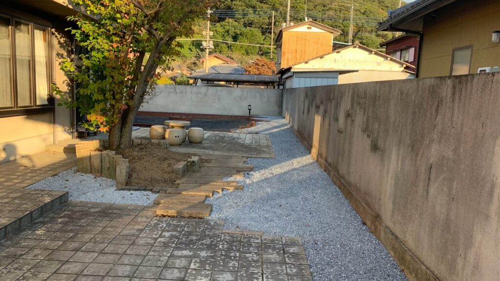 栃木県足利市で一部の庭木を残し周囲の植栽を撤去して砕石を敷いた施工後の庭
