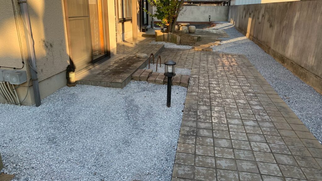 栃木県足利市で建物際の植栽を撤去し既存の通路沿いに砕石を敷いた施工後の様子